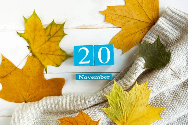 November Blauwe Kubus Kalender Met Maand Datum Houten Ondergrond — Stockfoto