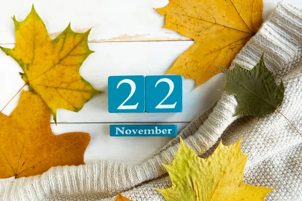 November Blauwe Kubus Kalender Met Maand Datum Houten Ondergrond — Stockfoto