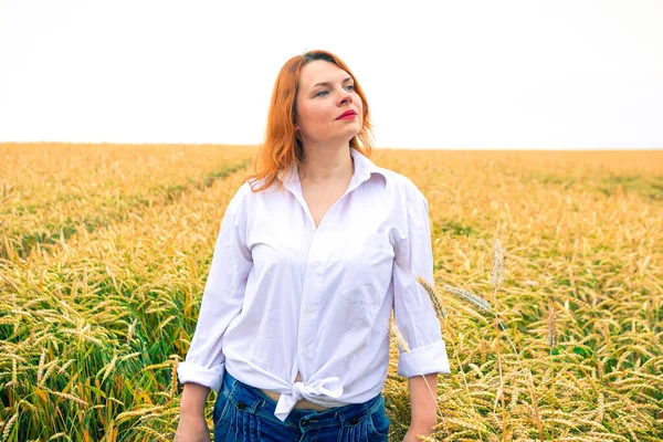 Muchacha Joven Camino Campo Cerca Campo Trigo Fondo Verano — Foto de Stock