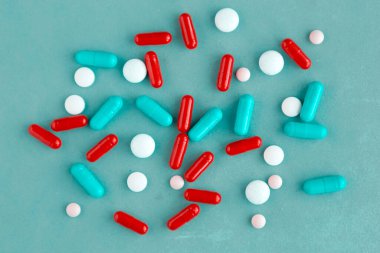 Mavi arka planda tıbbi haplar, üst görünüm