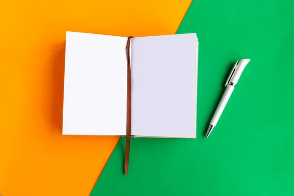 Apri Blocco Note Mockup Sfondo Geometrico Arancione Verde Copia Spazio — Foto Stock