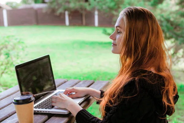 Freelancer Naturaleza Mujer Está Trabajando Ordenador Portátil Bosque — Foto de Stock