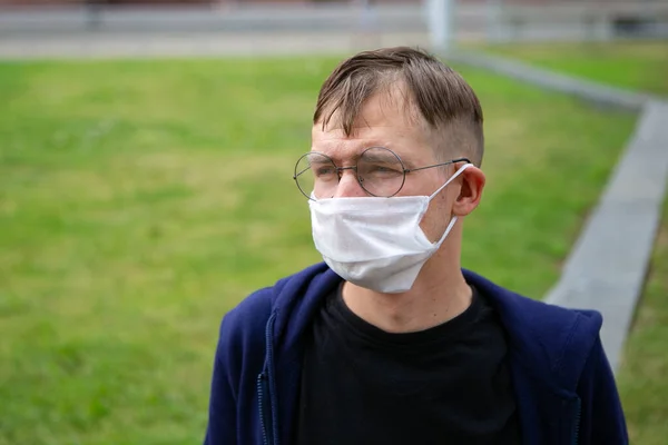 Retrato Homem Máscara Médica Óculos Close Conceito Covid — Fotografia de Stock