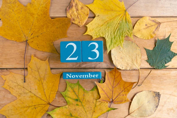 November Blauwe Kubus Kalender Met Maand Datum Houten Ondergrond — Stockfoto