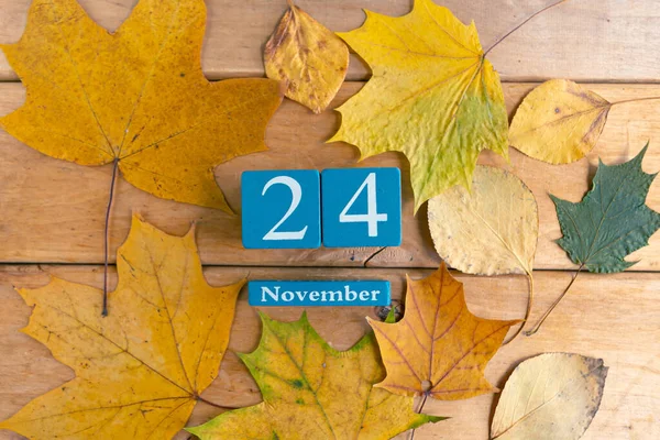 November Blauwe Kubus Kalender Met Maand Datum Houten Ondergrond — Stockfoto