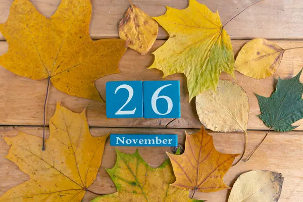 November Blauwe Kubus Kalender Met Maand Datum Houten Ondergrond — Stockfoto