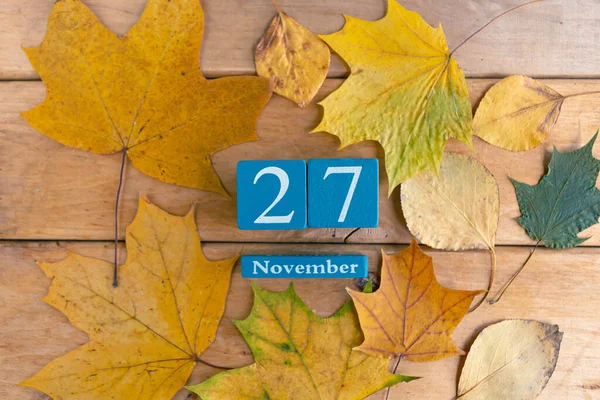 November Blauwe Kubus Kalender Met Maand Datum Houten Ondergrond — Stockfoto