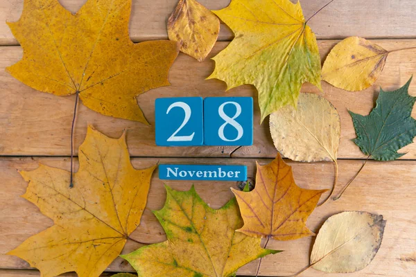 November Blauwe Kubus Kalender Met Maand Datum Houten Ondergrond — Stockfoto