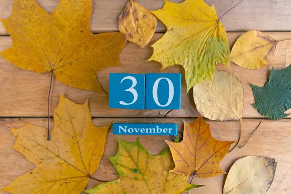 November Blauwe Kubus Kalender Met Maand Datum Houten Ondergrond — Stockfoto