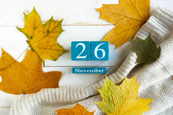 November Blauwe Kubus Kalender Met Maand Datum Houten Ondergrond — Stockfoto