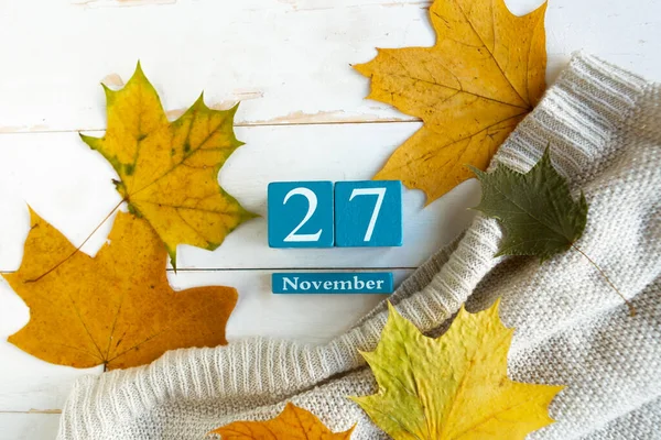 November Blauwe Kubus Kalender Met Maand Datum Houten Ondergrond — Stockfoto