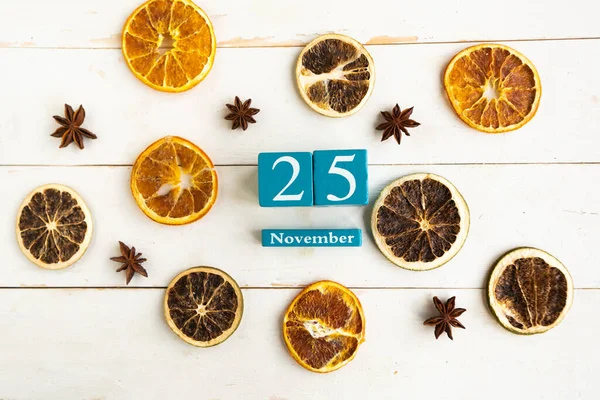 November Blauwe Kubus Kalender Met Maand Datum Houten Ondergrond — Stockfoto