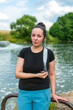 Kadın yüzünden koruyucu maskeyi çıkarıyor, Coronavirus kazanıyor.