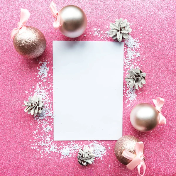 Χριστουγεννιάτικη Διακόσμηση Και Λευκό Mockup Κενό Ροζ Φόντο Αντίγραφο Χώρο — Φωτογραφία Αρχείου