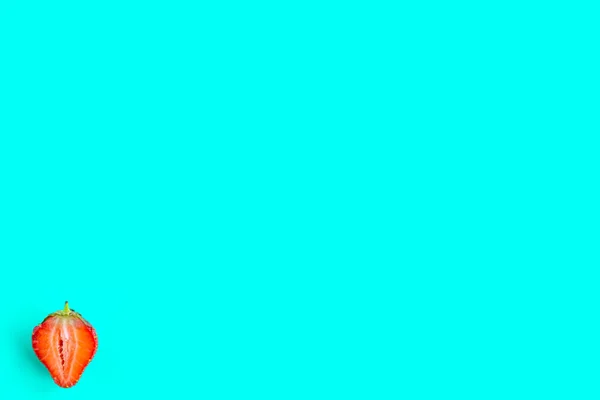 鮮やかな青の背景に新鮮なスライスイチゴ 最小限の概念 テキストのためのコピースペース — ストック写真