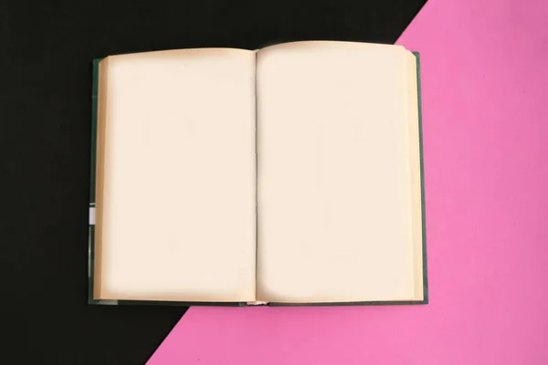 Livro Mockup Aberto Sobre Fundo Geométrico Rosa Preto Conceito Mínimo — Fotografia de Stock