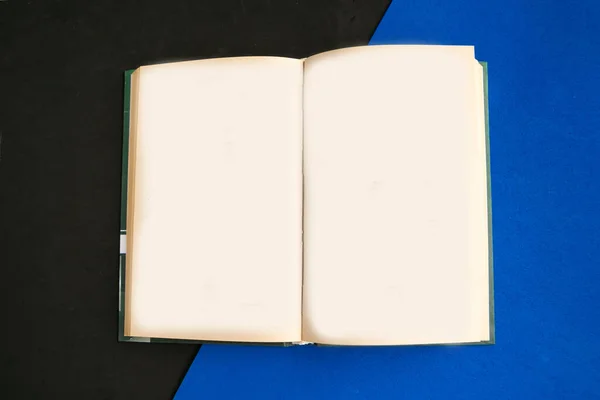 Άνοιγμα Βιβλίου Mockup Για Γεωμετρικό Μπλε Και Μαύρο Φόντο Ελάχιστη — Φωτογραφία Αρχείου