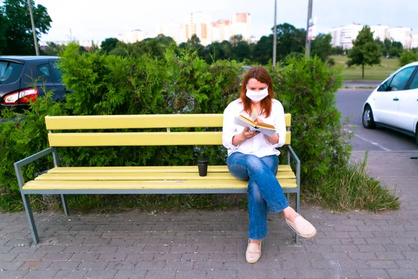 Kobieta Masce Chirurgicznej Czytała Książkę Parku Kwarantanna Podczas Pandemii Koronawirusowej — Zdjęcie stockowe