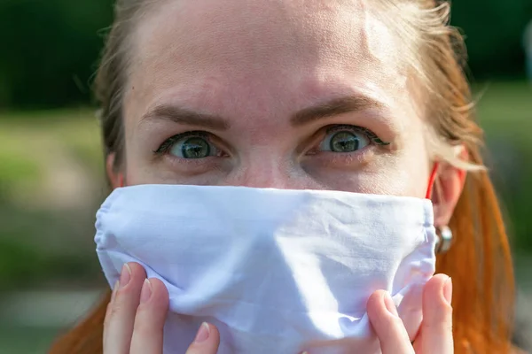 Porträtt Rödhårig Flicka Kirurgisk Mask Coronavirus Koncept — Stockfoto