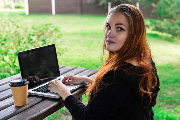 Freelancer Naturaleza Mujer Está Trabajando Ordenador Portátil Bosque — Foto de Stock