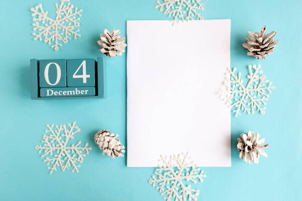 4 декабря. Голубой кубический календарь с месяцем и датой и белым макетом бланка на синем фоне.