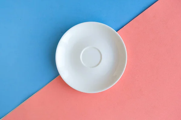 Empty Plate Blue Pink Background Copy Space Text Minimal Concept — Stock Photo, Image