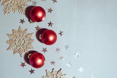 Gri arka planda Noel süsü. Mutlu Noeller ve mutlu yıllar.