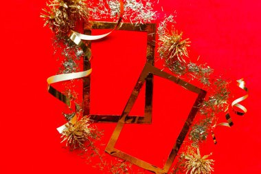 Kırmızı arka planda altın çerçeve ve Noel süslemesi, metin için kopyalama alanı. Mutlu Noeller ve mutlu yıllar.