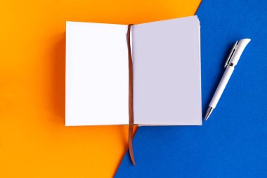 Renkli geometrik arkaplan üzerine maket defteri aç, metin için boşluğu kopyala