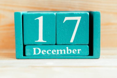 17 Aralık. Ahşap zemin üzerinde ay ve tarih olan mavi küp takvimi.