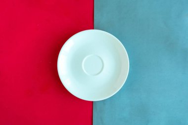 Boş tabak ve renk geometrik arkaplan, minimal konsept, metin için kopyalama alanı