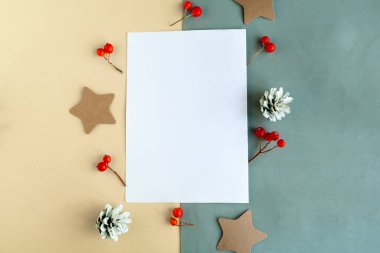 Beyaz model boş ve renkli arka planda Noel süslemeleri var. Metin için alanı kopyala. Noel tebrik kartı şablonu. Mutlu Noeller ve mutlu yıllar.