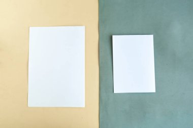 Geometrik gri ve sarı arkaplan üzerinde iki beyaz model boş, metin için boşluğu kopyala