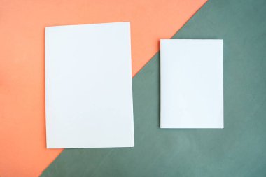 Geometrik gri ve pembe arkaplan üzerinde iki beyaz model boş, metin için boşluğu kopyala