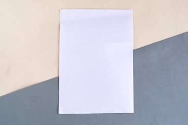 Geometrik gri ve beyaz arkaplan üzerinde beyaz model boş, metin için boşluğu kopyala