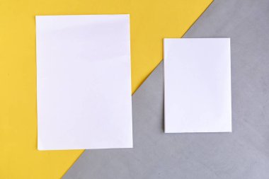 Geometrik gri ve sarı arkaplan üzerinde iki beyaz model boş, metin için boşluğu kopyala