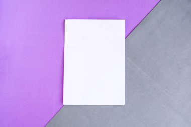 Geometrik gri ve mor arkaplan üzerinde beyaz model boş, metin için boşluğu kopyala