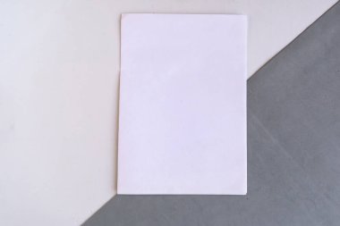 Geometrik gri ve beyaz arkaplan üzerinde beyaz model boş, metin için boşluğu kopyala