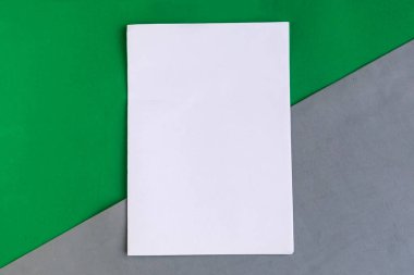 Geometrik gri ve yeşil arkaplan üzerinde beyaz model boş, metin için boşluğu kopyala