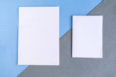 Geometrik gri ve mavi arkaplan üzerinde iki beyaz model boş, metin için boşluğu kopyala