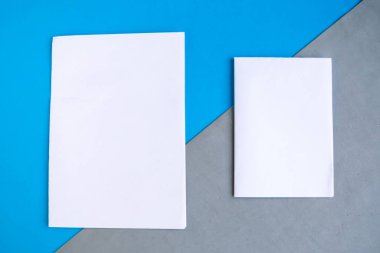 Geometrik gri ve mavi arkaplan üzerinde iki beyaz model boş, metin için boşluğu kopyala