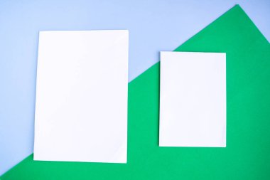 Geometrik yeşil ve mavi arkaplanda iki beyaz model boş, metin için boşluğu kopyala