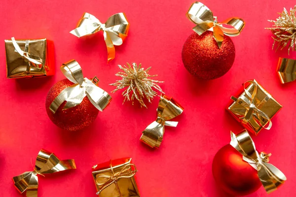 Decorações Natal Dourado Fundo Vermelho Feliz Natal Feliz Ano Novo — Fotografia de Stock