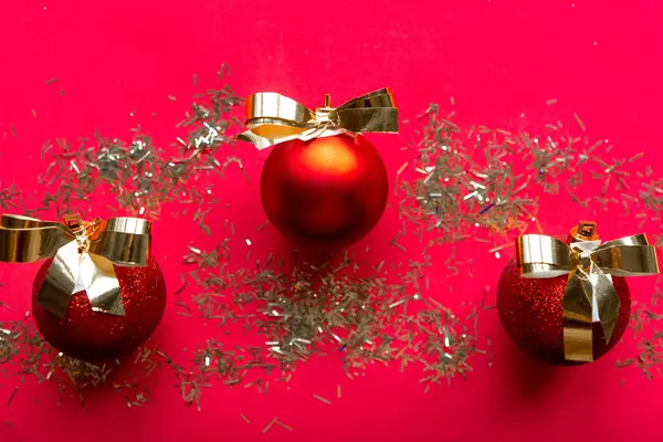 Decorações Natal Dourado Fundo Vermelho Feliz Natal Feliz Ano Novo — Fotografia de Stock