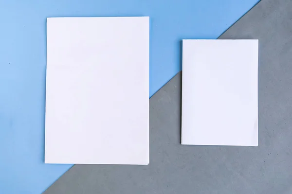 Zwei Weiße Attrappen Auf Geometrischem Grauen Und Blauen Hintergrund Kopierraum — Stockfoto