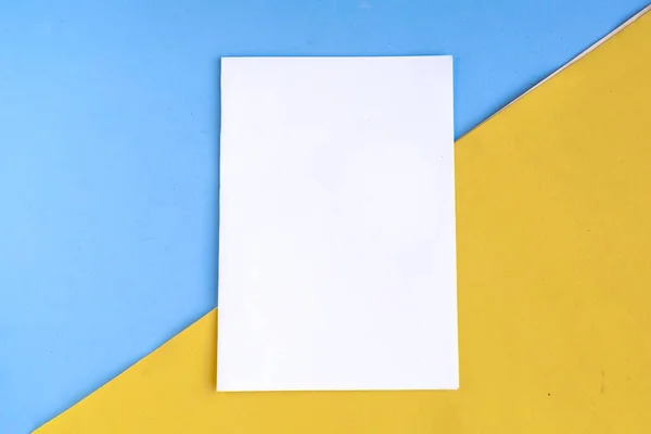 Mockup Bianco Vuoto Sfondo Geometrico Blu Giallo Copia Spazio Testo — Foto Stock