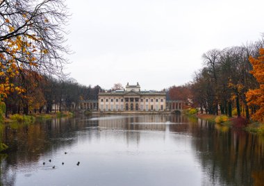 Łazienki Palace, Varşova, Polonya sonbahar sırasında