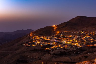 Bir köyde Jodan günbatımı sırasında