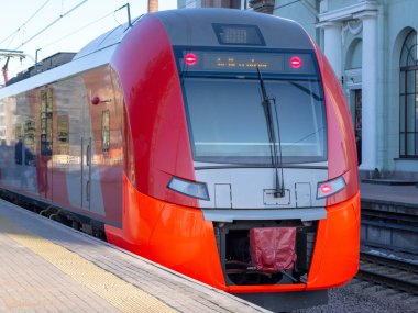 kırmızı modern tren closeup