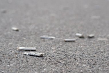 Asfalt üzerinde sokakta Butts